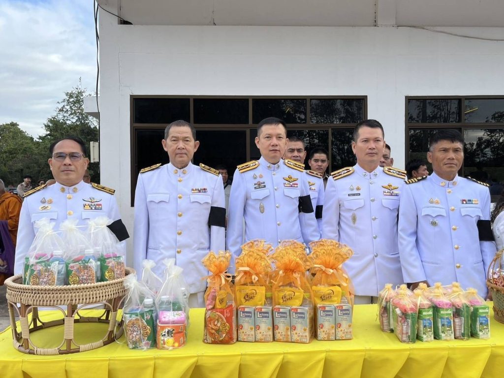 สภ.ลำสนธิ ร่วมพิธีเจริญพระพุทธมนต์และทำบุญตักบาตรถวายพระราชกุศล